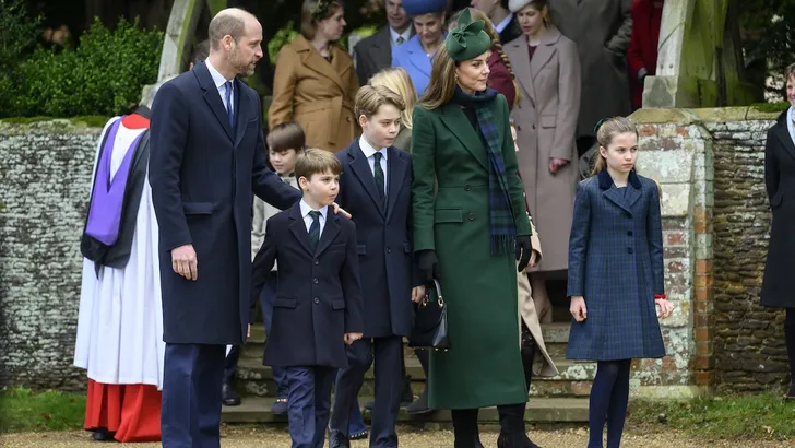 Prins George naar zelfde school als prinses Kate – Foto van prins William, prinses Kate, prins George, prinses Charlotte en prins Louis bij de kerk te Sandringham, december 2024.