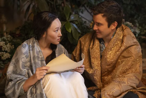 Yerin Ha als Sophie Baek en Luke Thompson als Benedict Bridgerton in het vierde seizoen van Bridgerton 