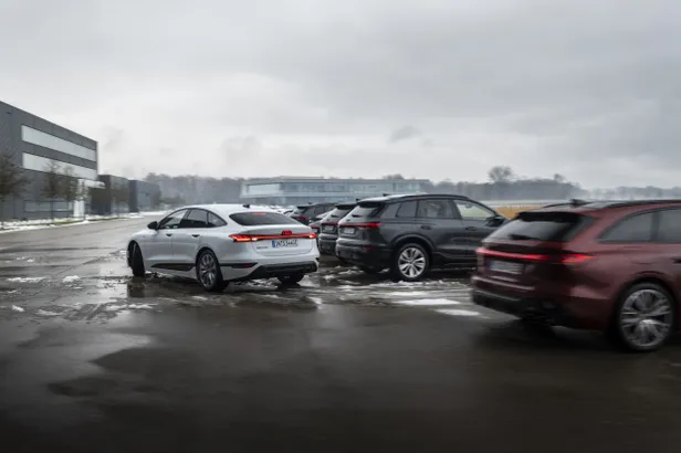 The reversing assistant takes over steering for the last 50 meters, making maneuvering in narrow streets easier.