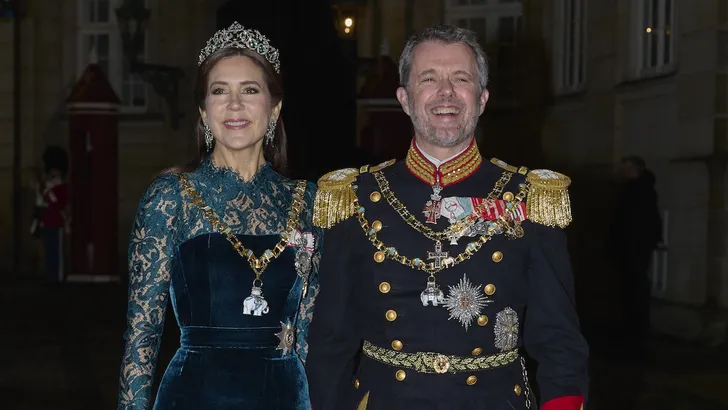 Royal fashion looks – Foto van koningin Mary en koning Frederik bij de nieuwjaarsreceptie op 1 januari 2025.