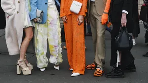 Beau Monde's weekendtips voor een glamoureuze koningsdag. – Streetstyle-foto van vijf modieuze vrouwen in outfits met oranje accenten.