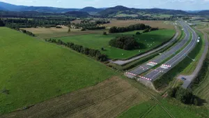 Polen voltooit gigantische snelweg naar het zuiden, maar automobilisten stuiten bij de grens op een doodlopend eind