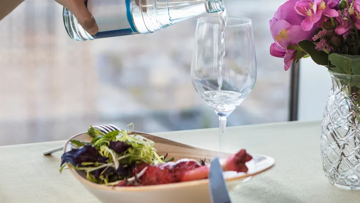Water inschenken tijdens het diner