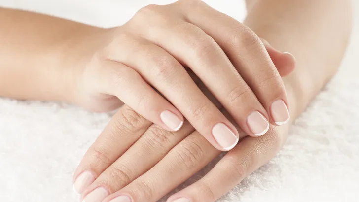Dit betekenen de witte vlekjes op je nagels dus écht