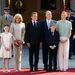 Foto van de ontvangst van Emmanuel en Brigitte Macron in Monaco door prins Albert, prinses Charlene, prins Jacques en prinses Gabriella.