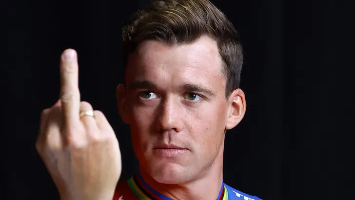 mads pedersen steekt middelvinger op
