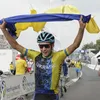 Mooi beeld: renners Drone Hopper-Androni Giocattoli steken ploegmaat Andrii Ponomar hart onder de riem voorafgaand aan Trofeo Lagueglia