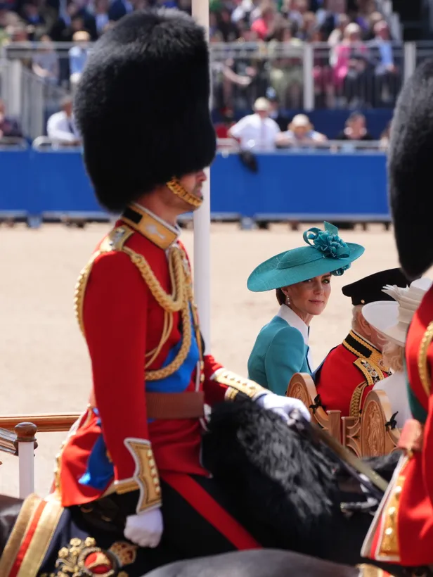 Foto van prinses Kate die naar prins William te paard kijkt tijdens Trooping the Colour 2025.