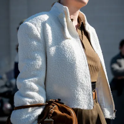 Op zoek naar de ideale jas voor wisselvallig weer? Deze betaalbare tussenjas van HEMA houdt je warm en tilt je najaarslook naar een hoger niveau.