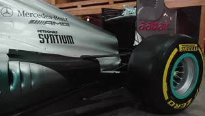 VIDEO: Mercedes F1 W03 V8 speelt kerstliedje