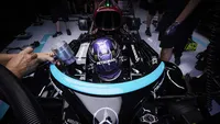 Lewis Hamilton verwijdert ongemakkelijke tweet over paarse helm