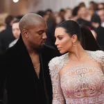 Zien: de super ongemakkelijke kus van Kim Kardashian en Kanye West