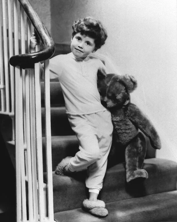 Schandalen Sarah Ferguson: jeugdfoto van Sarah Ferguson met teddybeer.