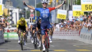 Romain Grégoire heeft na een heerlijke finale rit twee in de Ronde van Zwitserland gewonnen. Tadej Pogacar liet zich ook zien, terwijl Mathieu van der Poel uitblonk in afwezigheid.