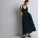 Foto van vrouw in zwarte maxi-jurk.