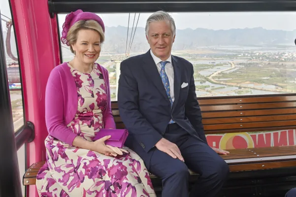 Voor de verandering koos Mathilde op dag 2 van het bezoek voor een robe van Carolina Herrera.