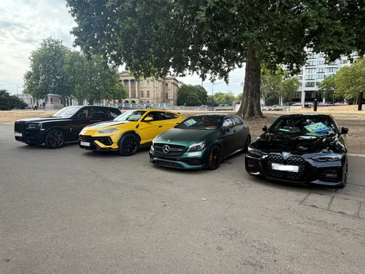Een deel van de in beslag genomen vloot bij Wellington Arch, met onder meer een Rolls-Royce Cullinan en een Lamborghini Urus.