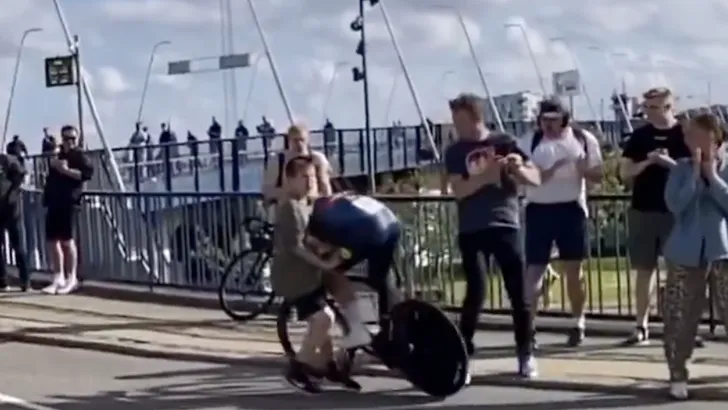 mads pedersen botst op jonge fan