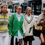 Gebreide vesten – Streetstyle-foto van vier vrouwen tijdens Paris Fashion Week, oktober 2024.