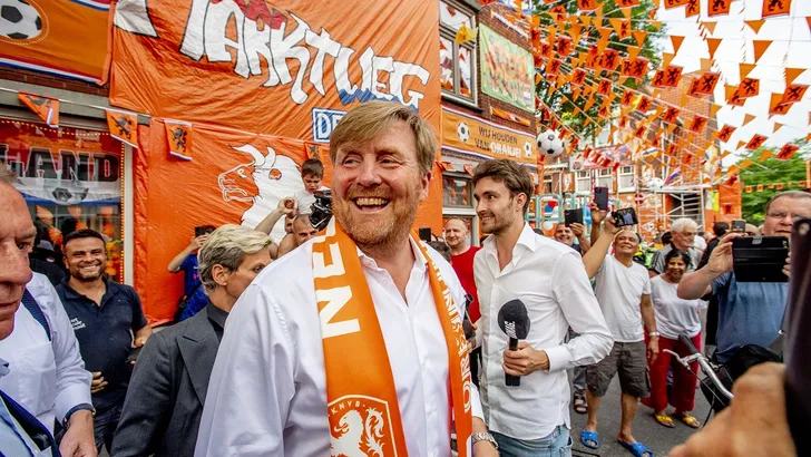 Willem-Alexander bezoekt Oranjestraat