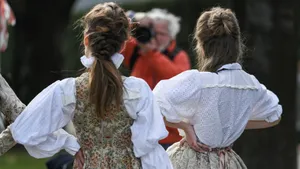 Streetstyle-foto van vrouwen in strakke outfits. – Invloed van strakke kleding op gezondheid.