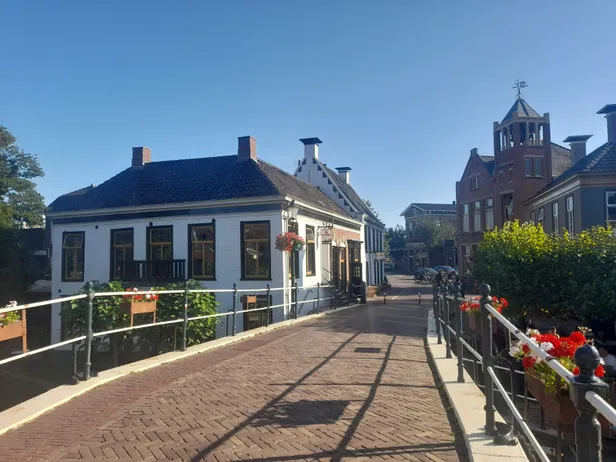 Sfeervolle winkelstraat in Winsum
