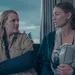 Elisabeth Moss (June) en Yvonne Strahovski in The Handmaid’s Tale