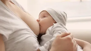 vrouw geeft borstvoeding aan baby