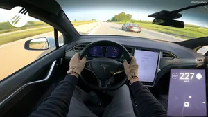 VIDEO: BMW M6 overstemt Tesla Model X op de autobahn