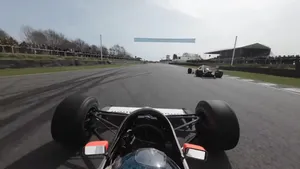 Genieten: Bruno Senna in de huilende McLaren MP4/5 V10