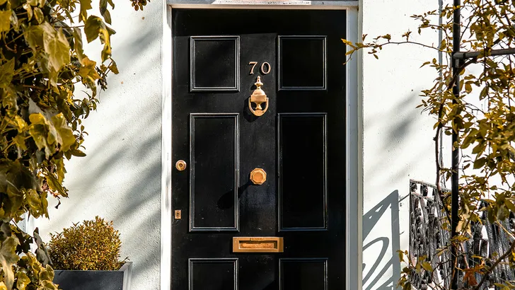 Voordeur van huis - naambordje