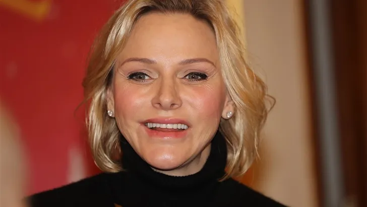Prinses Charlene deelt kerstcadeaus uit