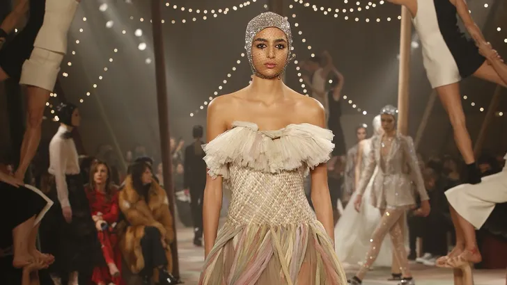 Video: Dior maakt een waar spektakel van Paris Fashion Week