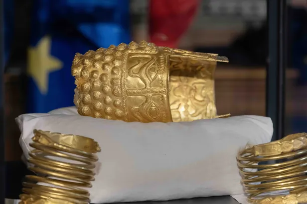 De helm van Cotofenesti en Dacische armbanden uit Sarmizegetusa Regia zijn weer terecht