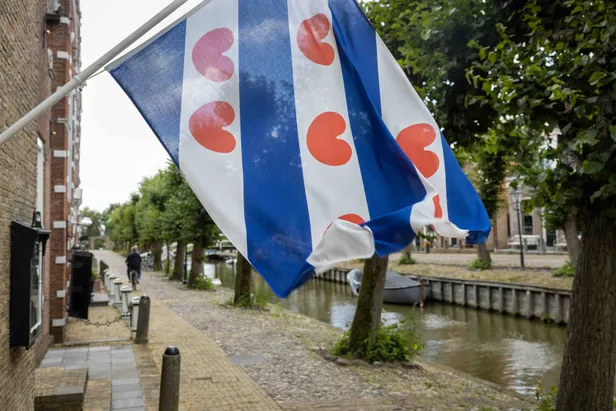 De Friese vlag aan een huis in Sloten
