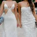 Twee vriendinnen in witte maxi jurken.