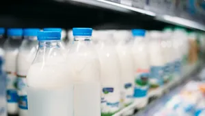Flessen melk in supermarkt