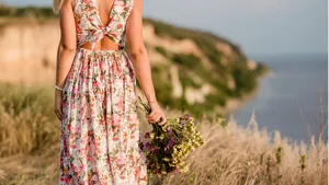 Stralend de zomer in: 5 leuke jurken trends met outfit tips 