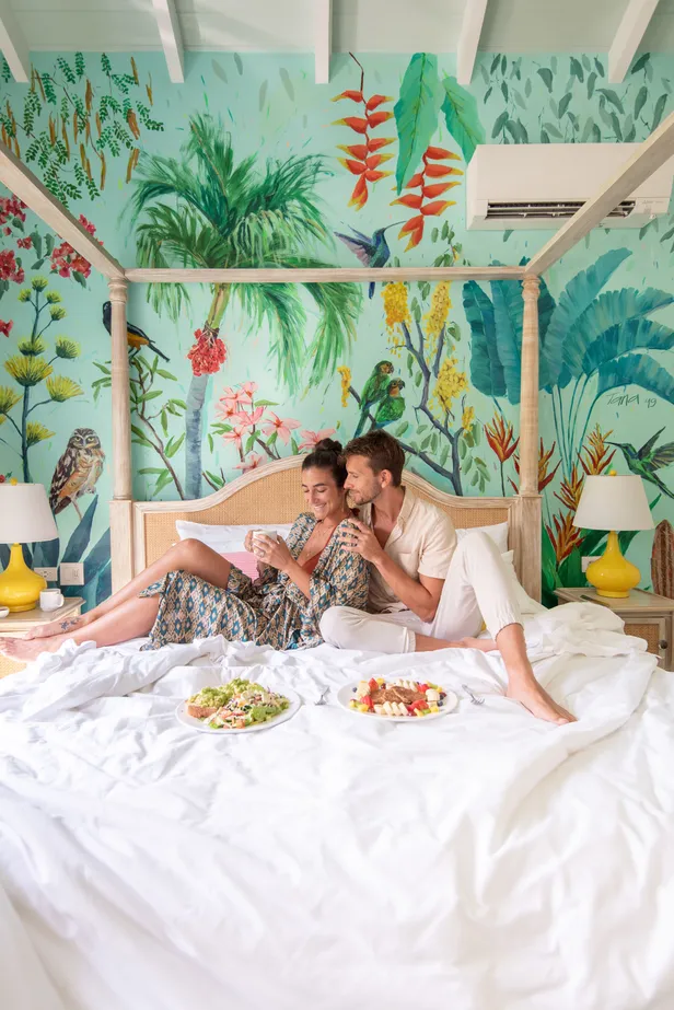 Heerlijk genieten van ontbijt op bed