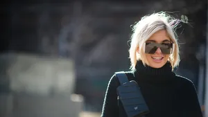 Waarom je haar in de winter sneller statisch wordt – en hoe je het voorkomt