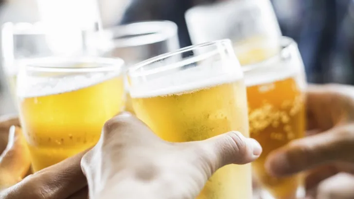 Bewezen: Bier drinken kan helpen bij afvallen	