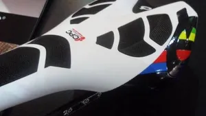 Nieuw zadel Prologo in kleuren van wereldkampioen