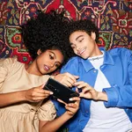 Met deze smartphone scroll je voortaan nog sneller door je social media feed heen