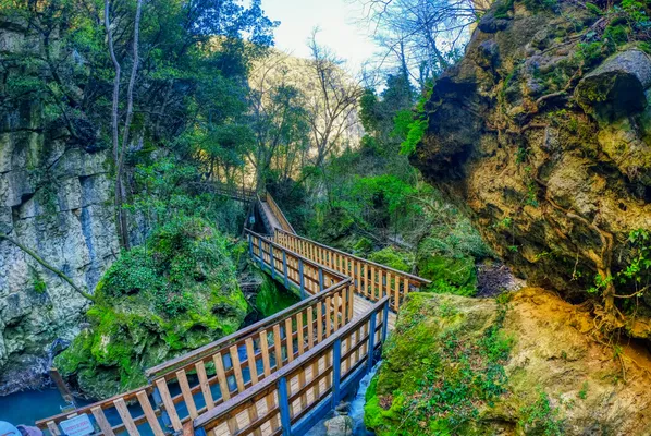 Een mini-Venetië in de bergen, met kanalen, bruggetjes en winterlicht dat alles zachter laat lijken.
