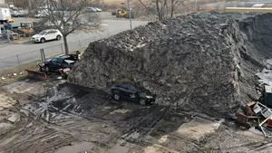 Amerikaanse gemeente vindt compleet wagenpark geplet terug onder smeltende berg sneeuw