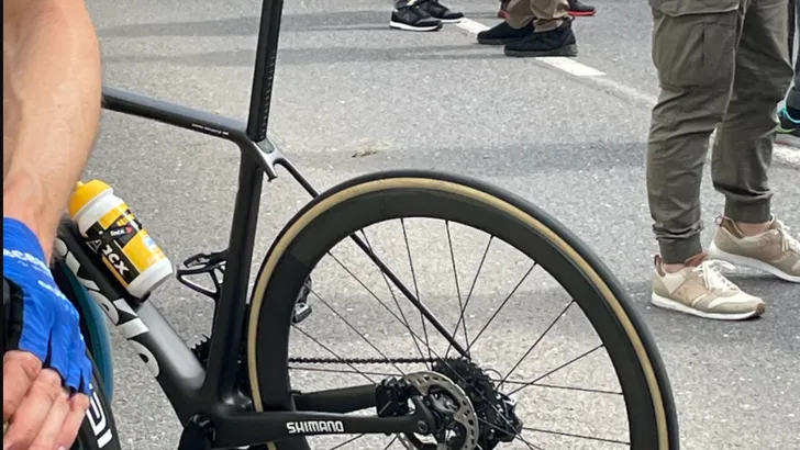 Woedende Kruijswijk rijdt rit uit op zwaar beschadigde fiets: 'Zulke stommiteiten'