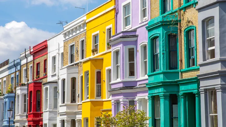 Foto van kleurrijke gevels in Notting Hill, waar verschillende bewoners hun huizen zwart hebben geverfd.