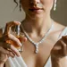 Foto van vrouw die parfum op pols sprayt.