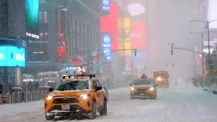 YouTuber trotseert historische sneeuwstorm in New York op elektrische crossmotor met spijkerbanden