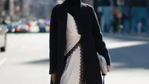 Vrouw met elegante look.